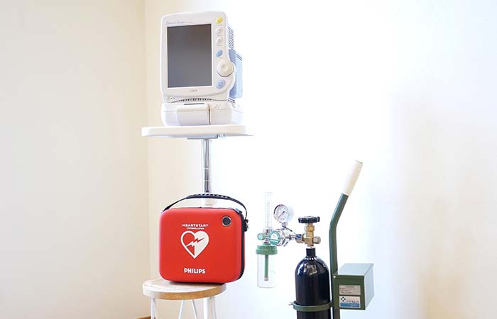 生体監視モニター／酸素ボンベ／AED